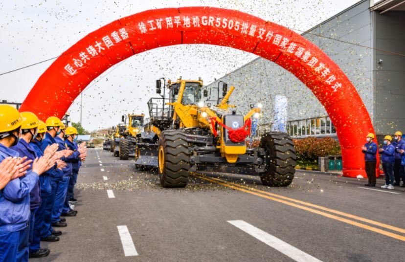 XCMG GR5505 Super-large Mining Graders Are Delivered in Batches to China Energy